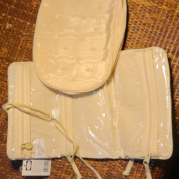 2 piece Oscar de la Renta cosmetic bags - Picture 4 of 9